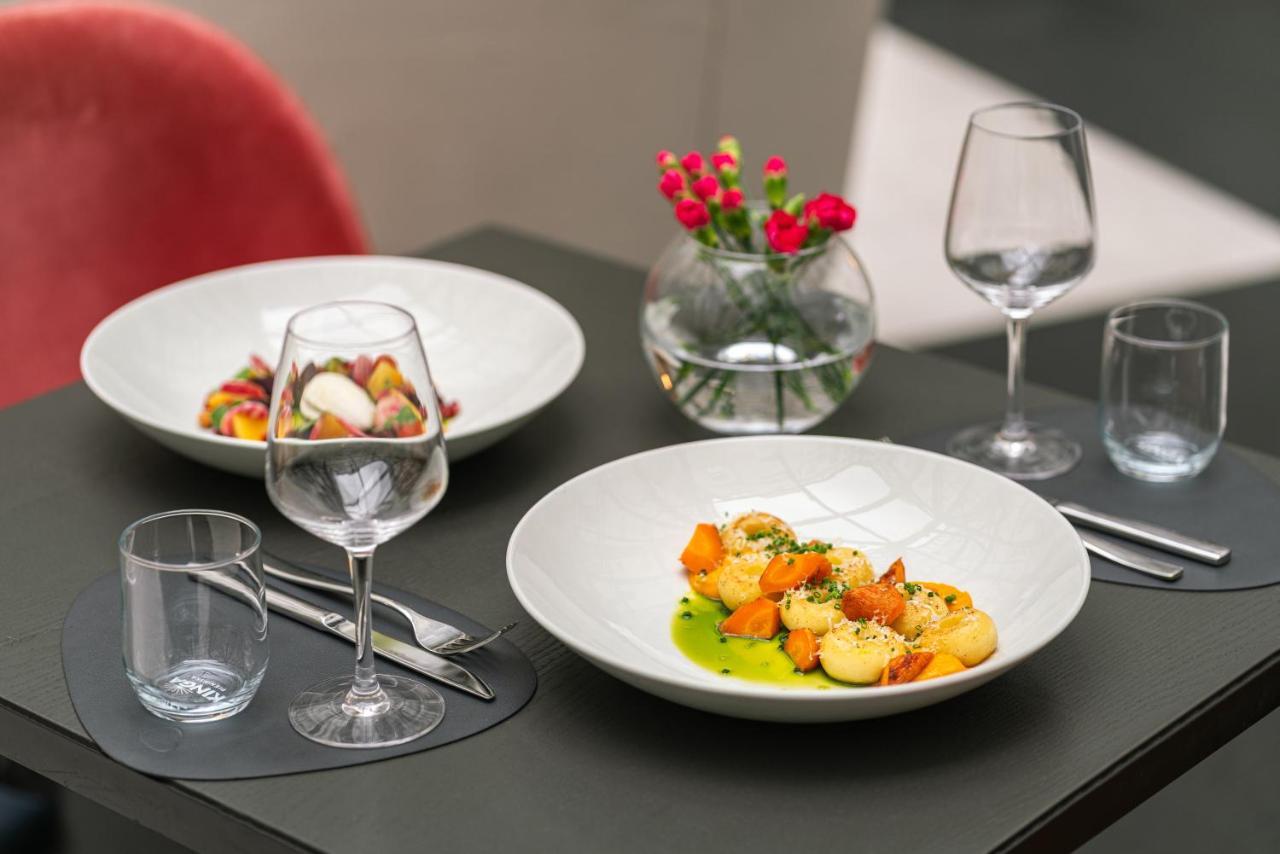 H15 Boutique Hotel, Warsaw, A Member Of Design Hotels Exterior foto Dishes at the restaurant