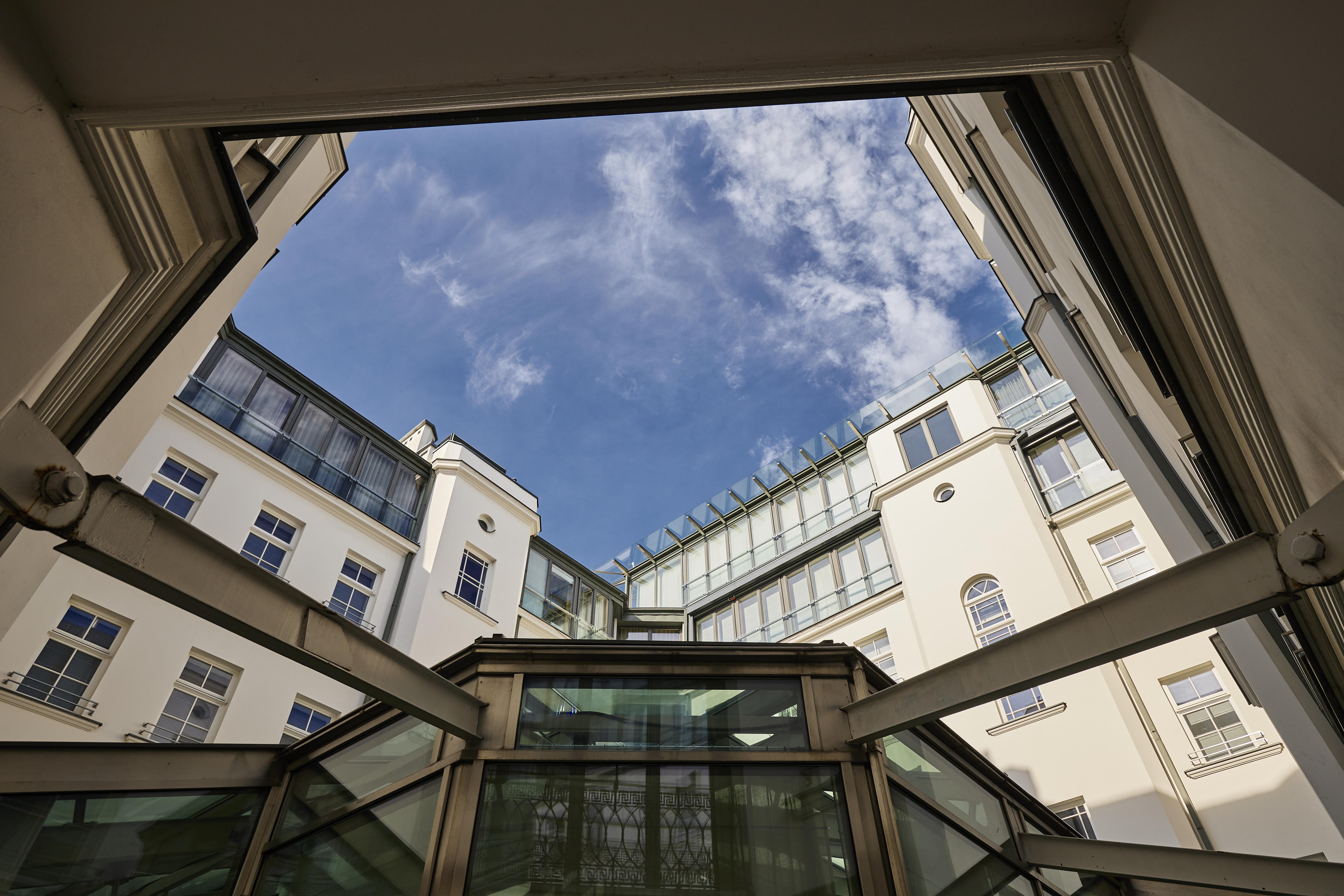 H15 Boutique Hotel, Warsaw, A Member Of Design Hotels Exterior foto The courtyard of the Royal Society of Medicine