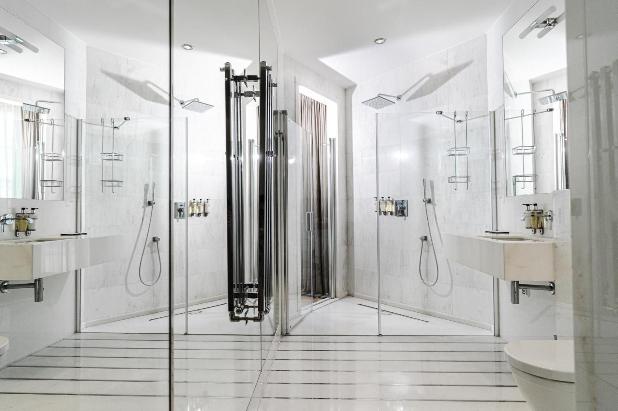 H15 Boutique Hotel, Warsaw, A Member Of Design Hotels Exterior foto A shower enclosure